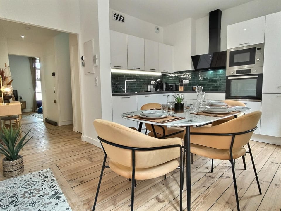 Kitchen or kitchenette, Dining area, dishwasher, oven, stove