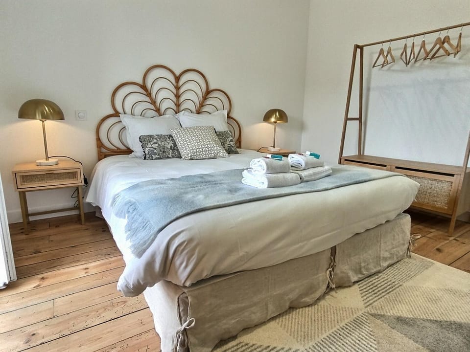 Bed, Photo of the whole room, Bedroom, towels