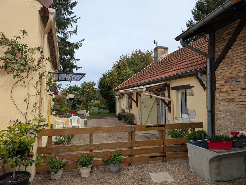 PETIT MAS COSY DU BORD DE LOIRE a 15 MM DU PARC LE PAL Apartment in Auvergne-Rhône-Alpes