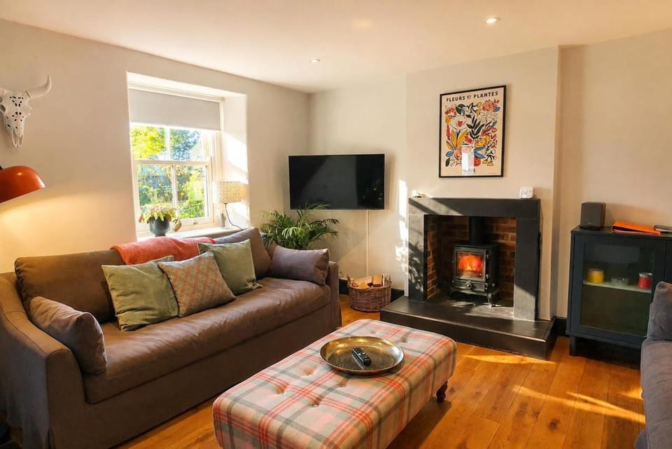 Seating area, fireplace