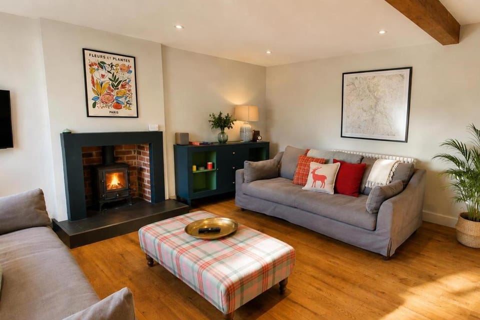 Seating area, fireplace
