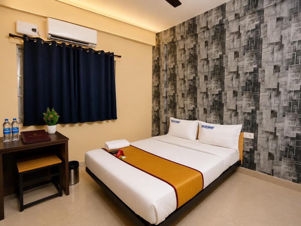 Photo of the whole room, Bedroom, air conditioner