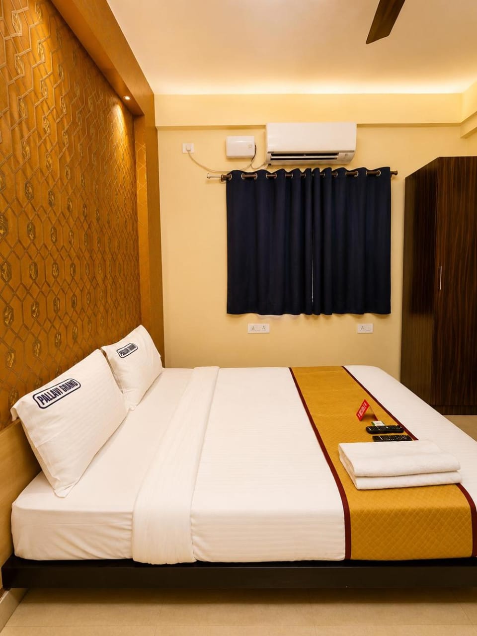 Bedroom, towels, wardrobe, air conditioner
