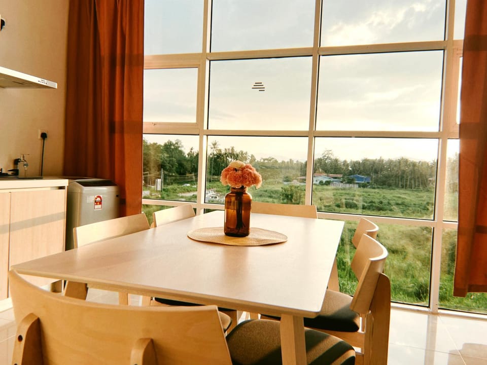 Kitchen or kitchenette, Dining area