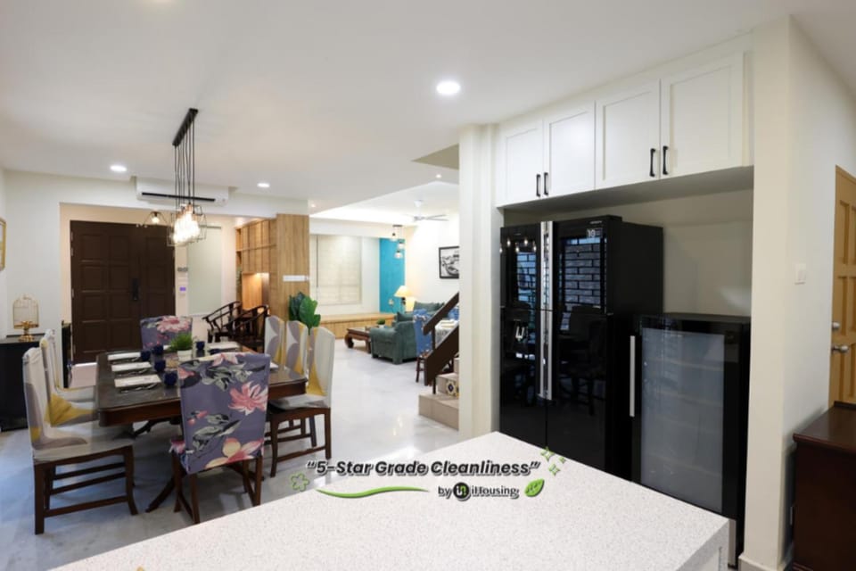 Kitchen or kitchenette, Seating area, Dining area