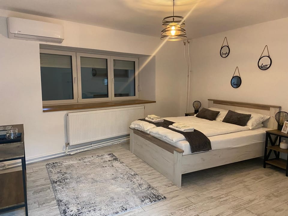 Bedroom, air conditioner