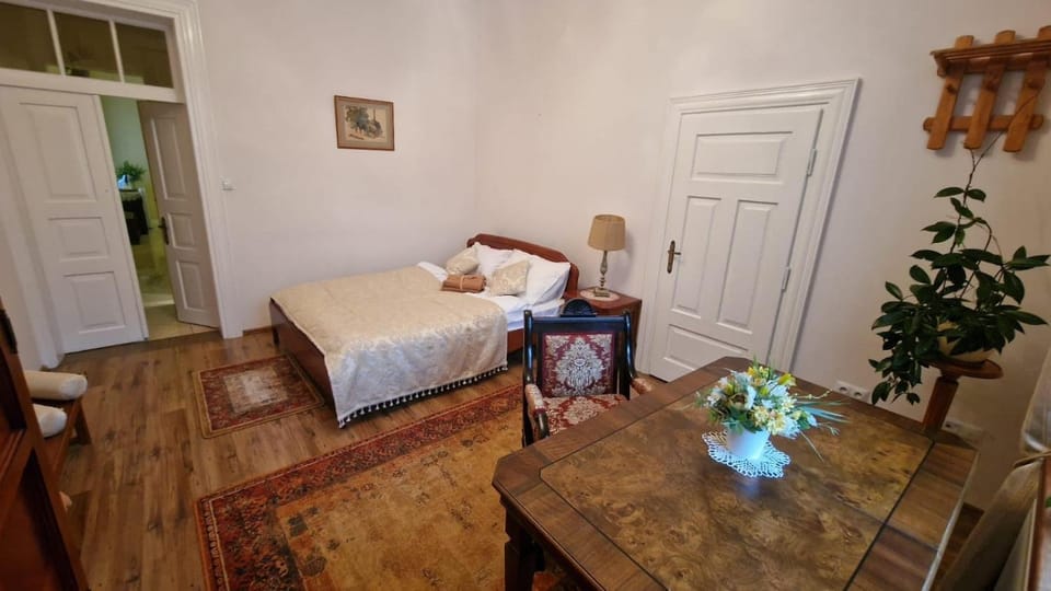 Bed, Seating area, Bedroom