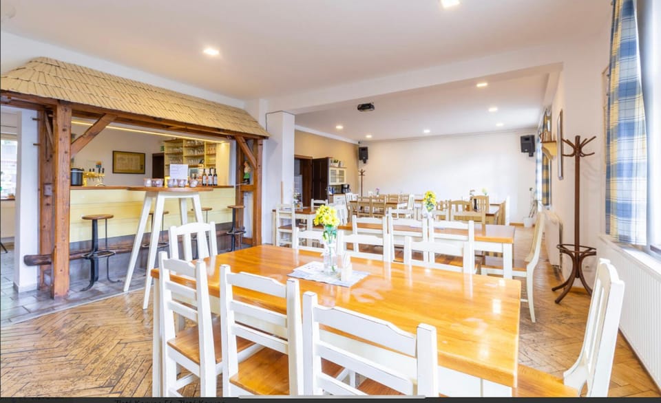 Restaurant/places to eat, Lounge or bar, Seating area