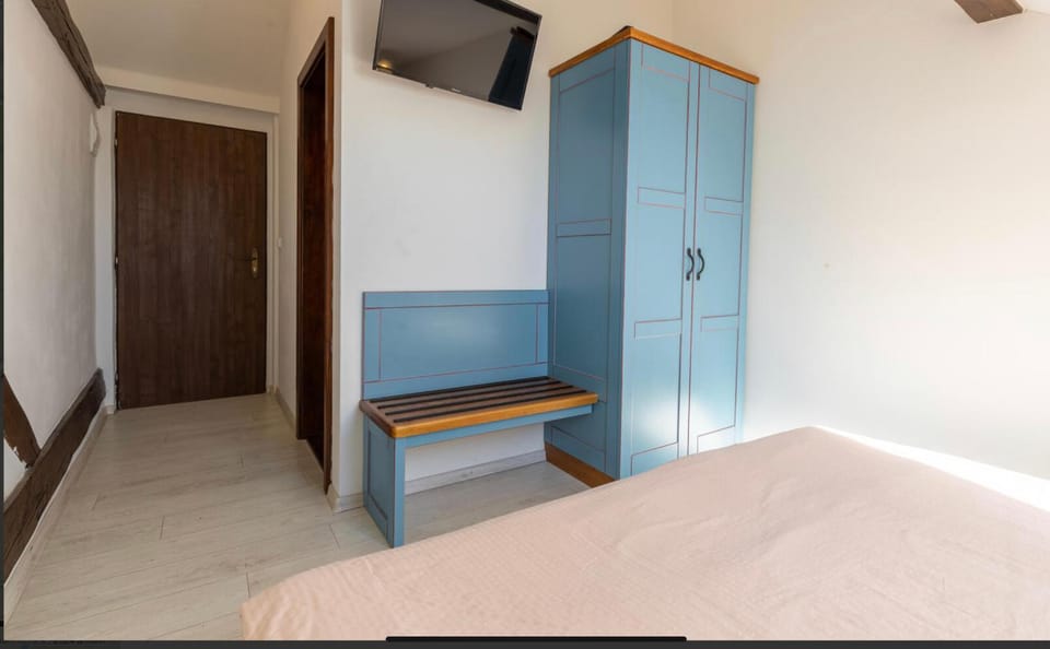 TV and multimedia, Photo of the whole room, Bedroom, wardrobe