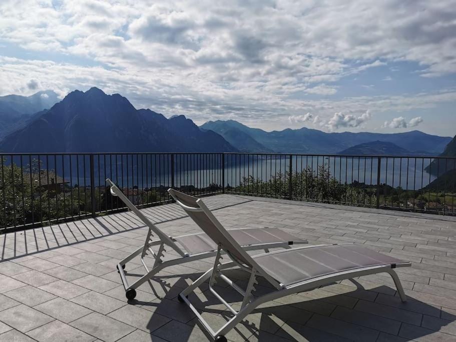 View (from property/room), Balcony/Terrace, Lake view, Mountain view, sunbed