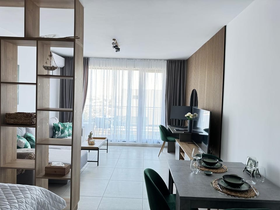 Bed, TV and multimedia, Living room, Photo of the whole room, Seating area, Dining area, Bedroom