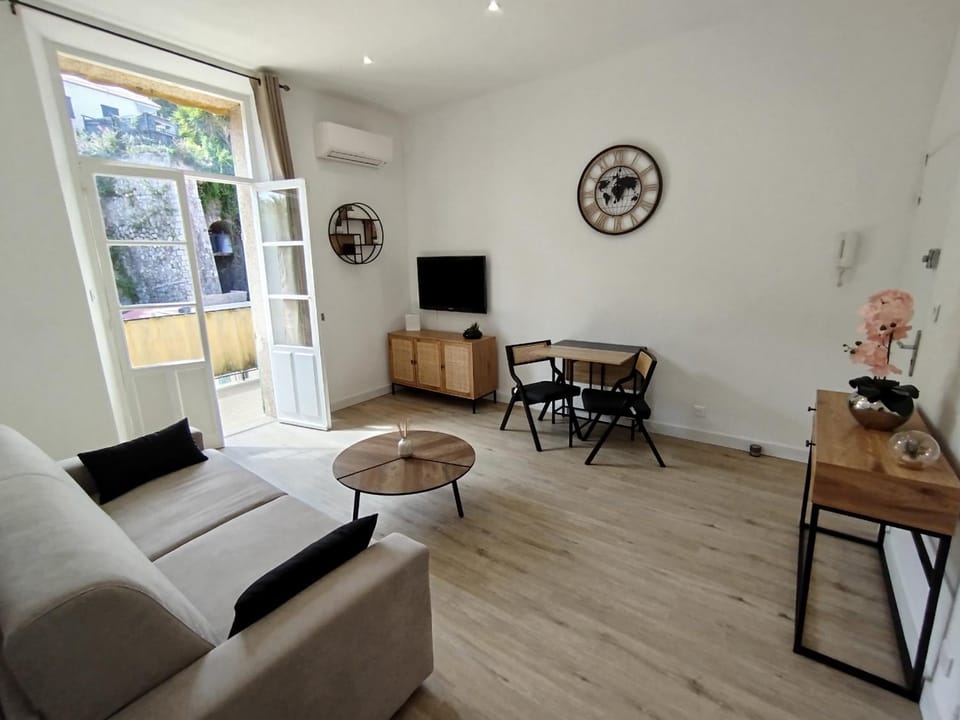 TV and multimedia, Living room, Seating area, Dining area, air conditioner