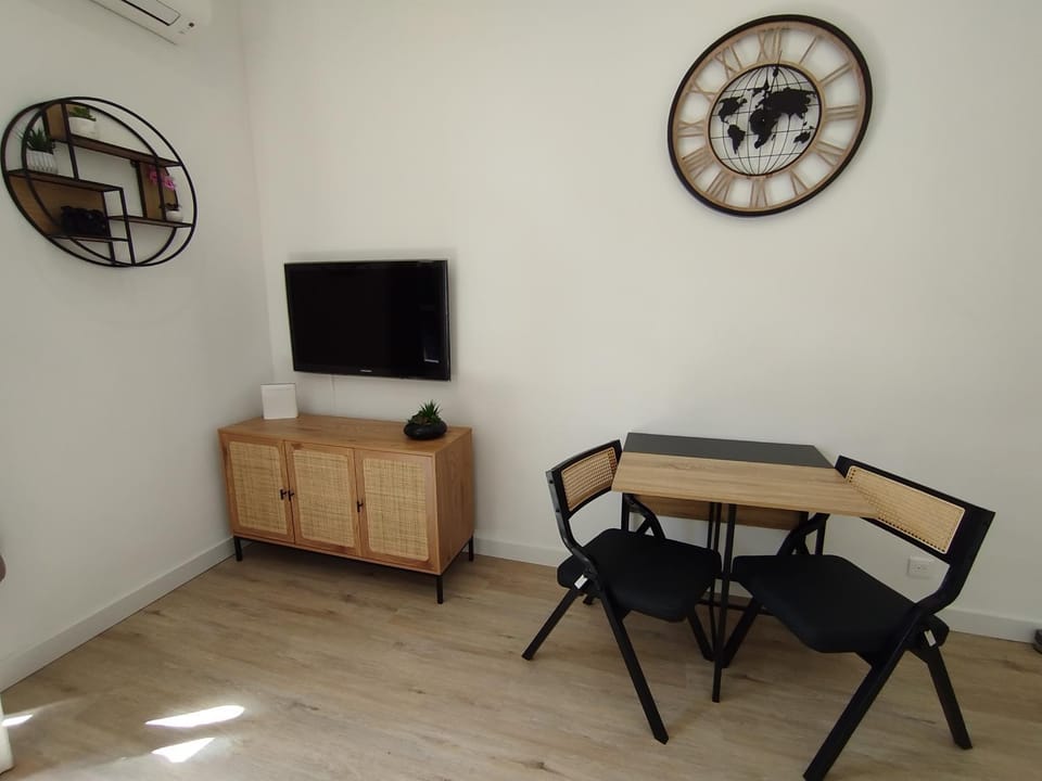 TV and multimedia, Seating area, Dining area