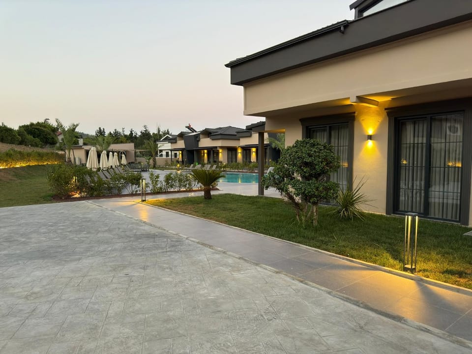 Property building, Garden, Pool view, Swimming pool