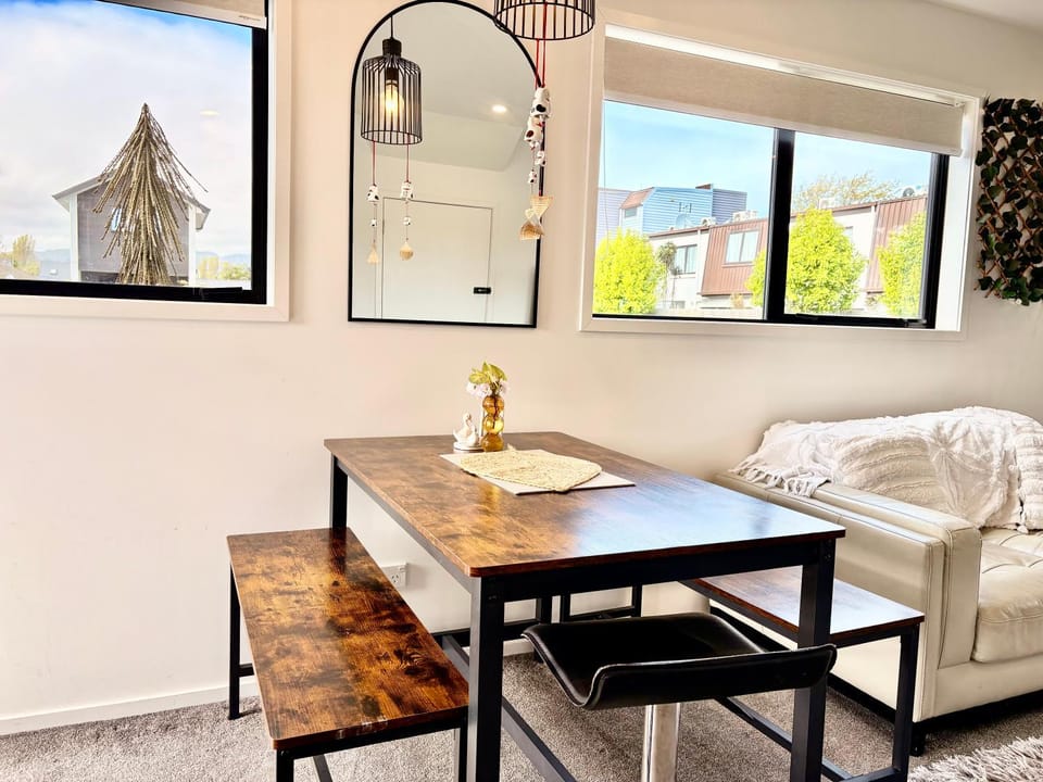 Near Stadium and railway station 3 beds 1 bath townhouse with Car Park onsite Apartment in Christchurch