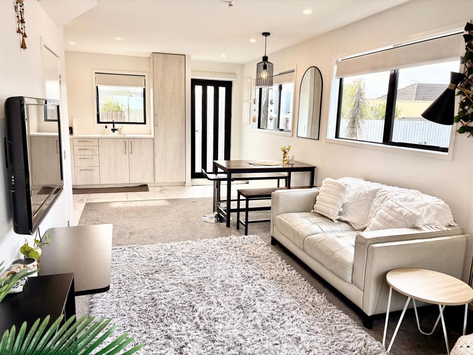 Near Stadium and railway station 3 beds 1 bath townhouse with Car Park onsite Apartment in Christchurch