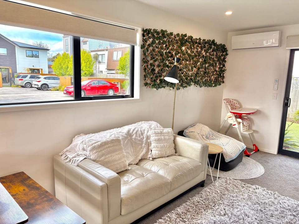 Near Stadium and railway station 3 beds 1 bath townhouse with Car Park onsite Apartment in Christchurch