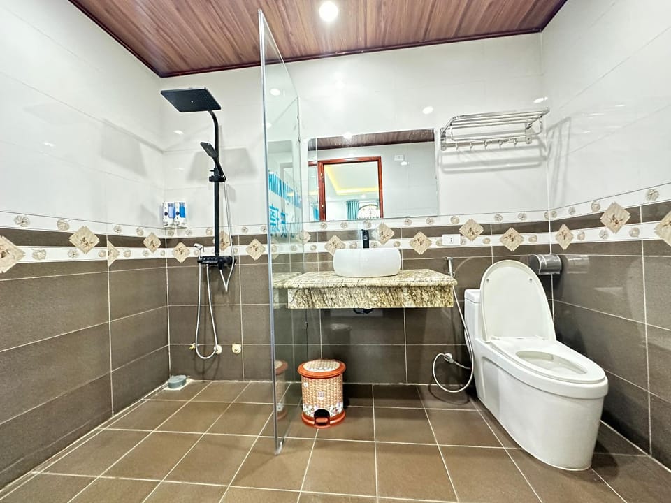 Shower, Toilet, bidet, towels