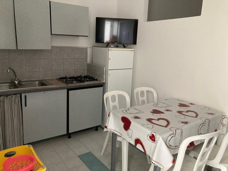 Kitchen or kitchenette, Dining area, pet friendly, stove