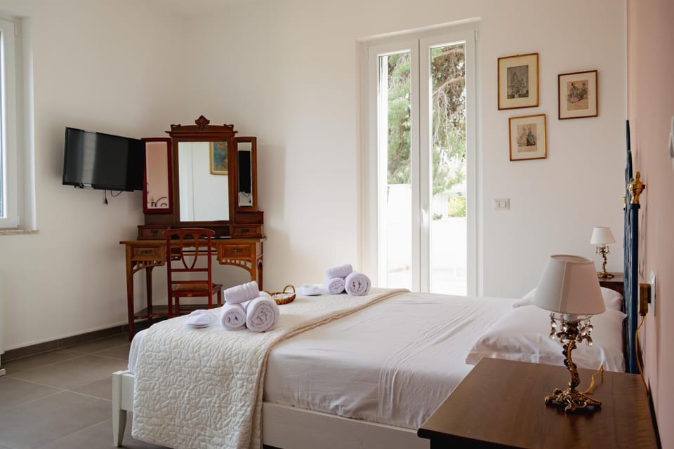 Bed, TV and multimedia, Balcony/Terrace, Photo of the whole room, Bedroom, towels