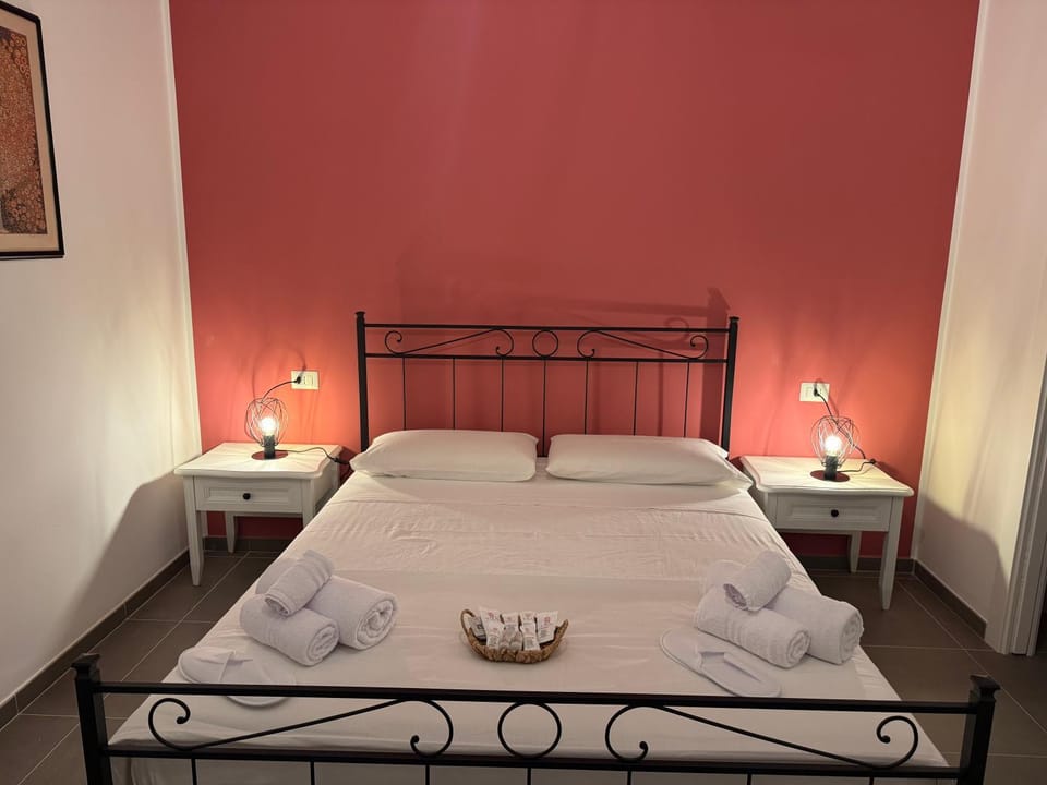 Bed, Photo of the whole room, Decorative detail, Bedroom, heating, towels, air conditioner