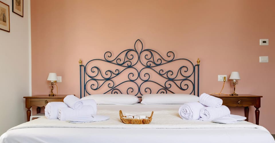 Bed, Photo of the whole room, Decorative detail, Bedroom, heating, internet, towels, air conditioner