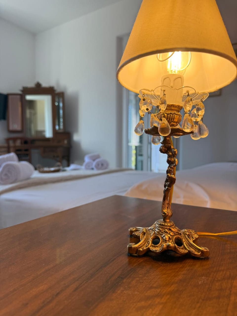 Bed, TV and multimedia, Photo of the whole room, Decorative detail, Bedroom