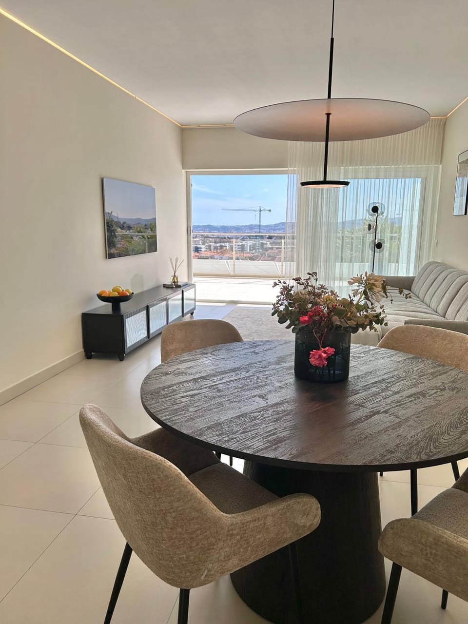 TV and multimedia, Living room, Seating area, Dining area