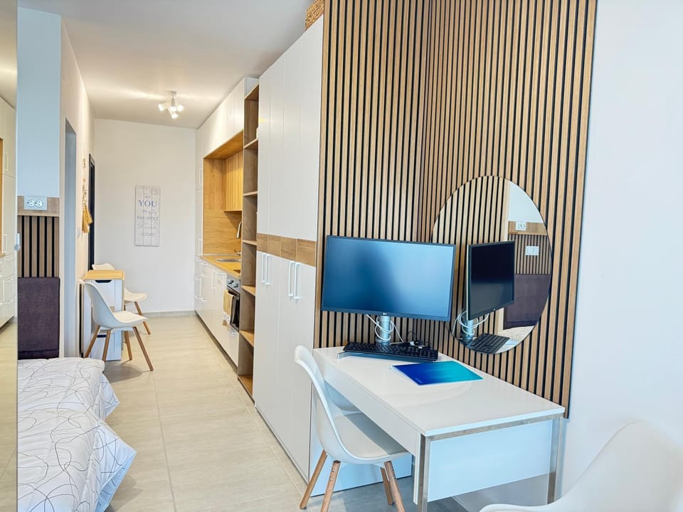 Bed, TV and multimedia, Kitchen or kitchenette, Living room, Photo of the whole room, Dining area, Bedroom