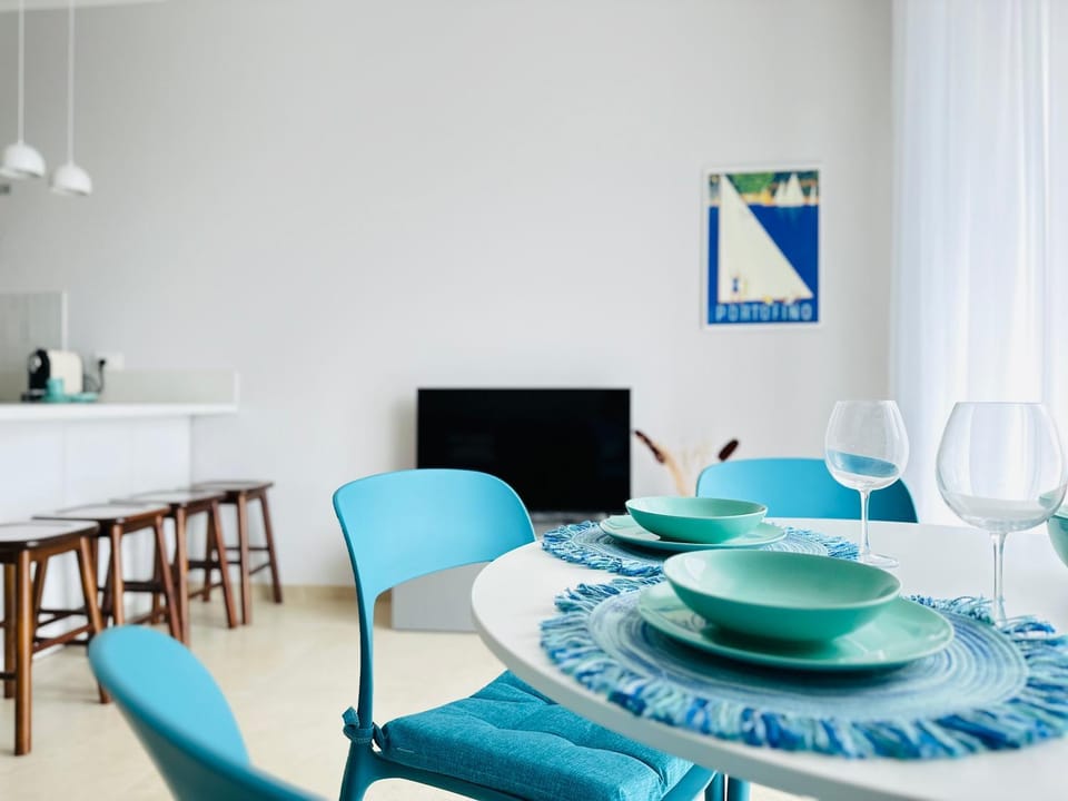 TV and multimedia, Living room, Seating area, Dining area