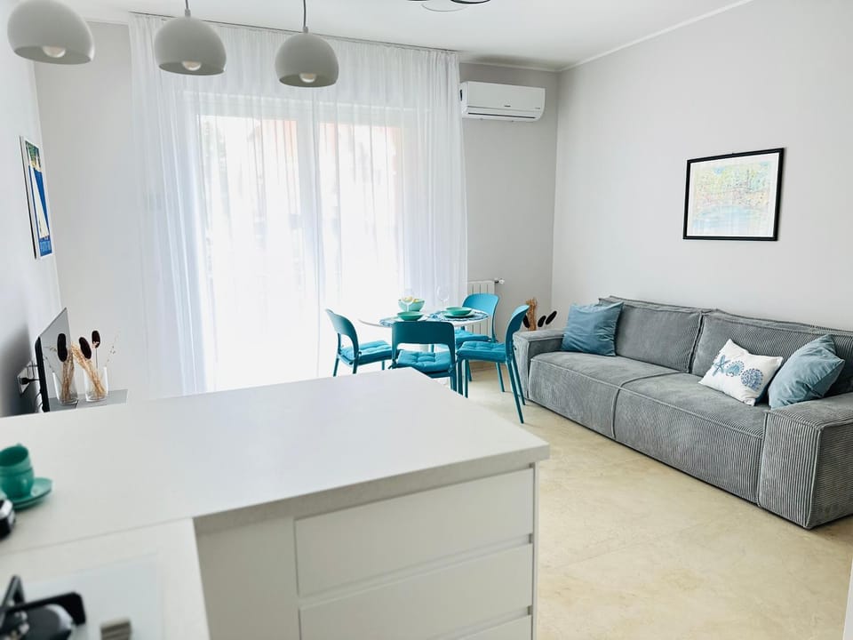 Living room, Seating area, Dining area, air conditioner