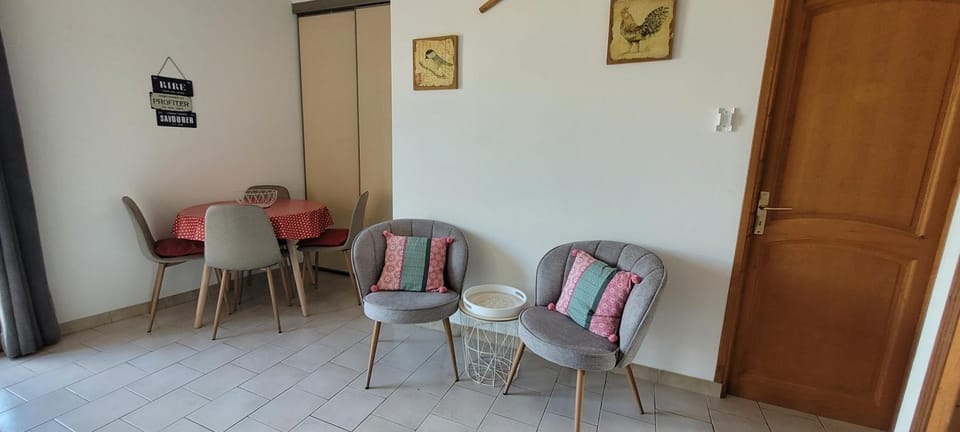Seating area, Dining area