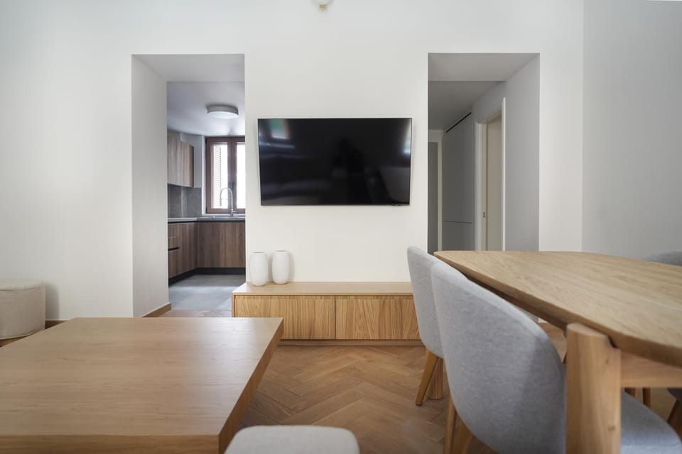 Communal lounge/ TV room, TV and multimedia, Living room, Seating area, Dining area