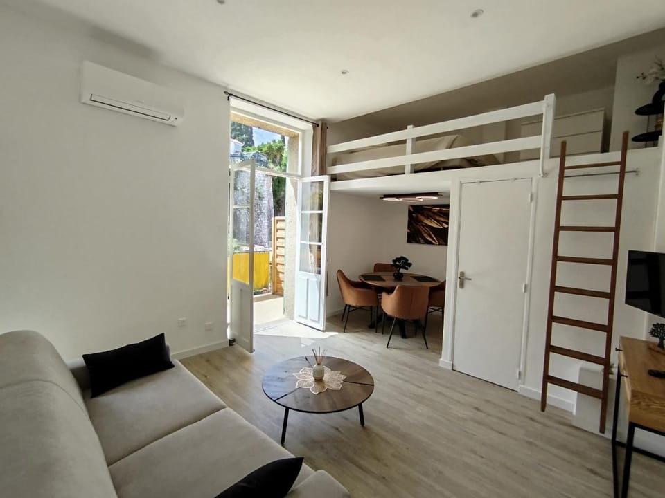 TV and multimedia, Living room, Seating area, air conditioner