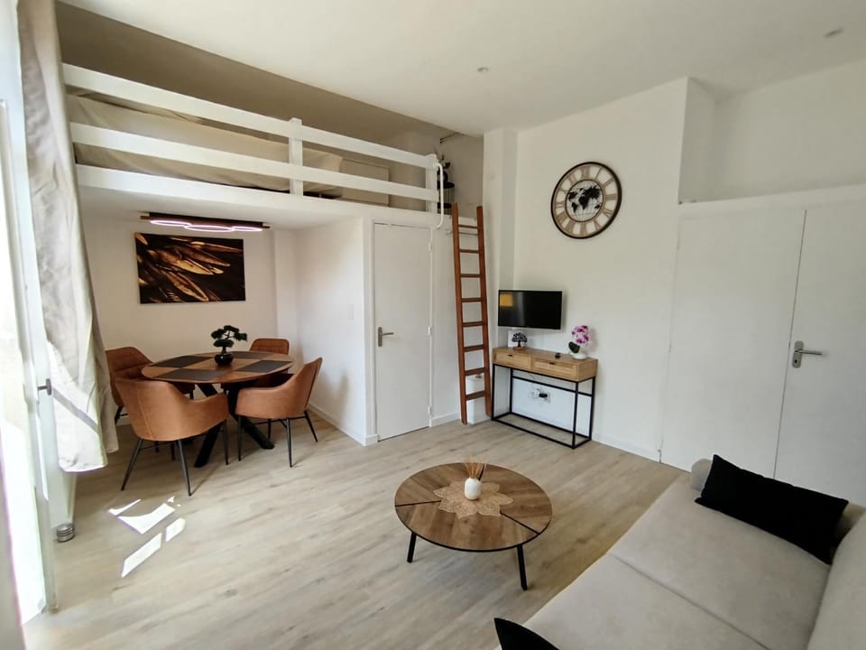 TV and multimedia, Living room, Seating area, Dining area