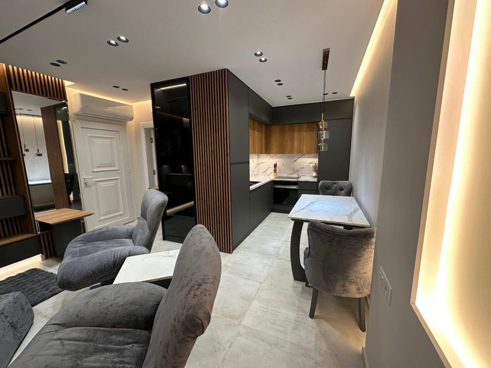 Kitchen or kitchenette, Dining area