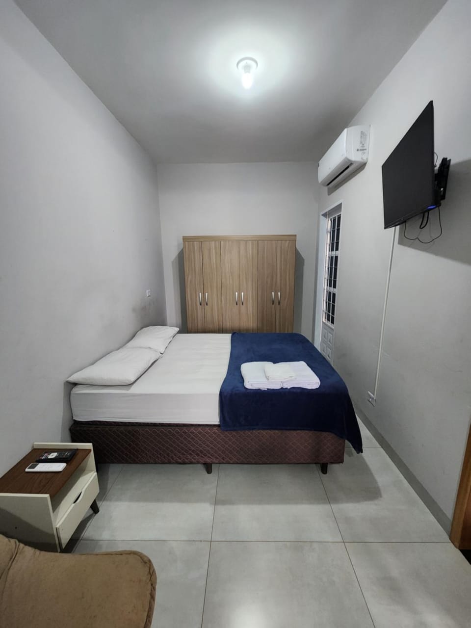 Bed, TV and multimedia, Photo of the whole room, Bedroom, air conditioner