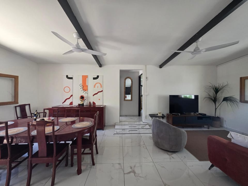 Communal lounge/ TV room, TV and multimedia, Living room, Seating area, Dining area, Evening entertainment