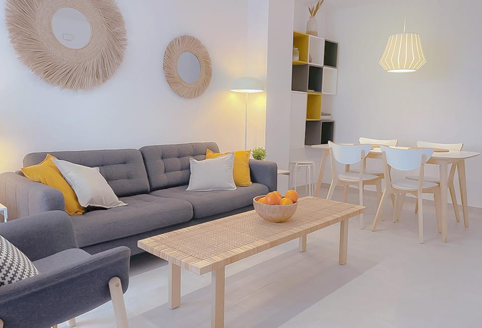 TV and multimedia, Living room, Decorative detail, Seating area, Dining area, Quiet street view, internet, internet, air conditioner, air conditioner