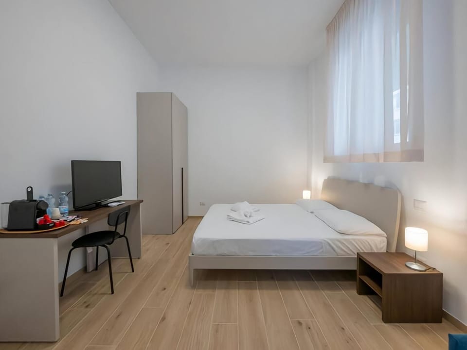 Bed, TV and multimedia, Photo of the whole room, Bedroom
