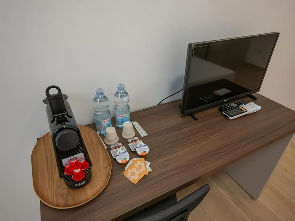 TV and multimedia, Coffee/tea facilities, Food and drinks, Food, Drinks
