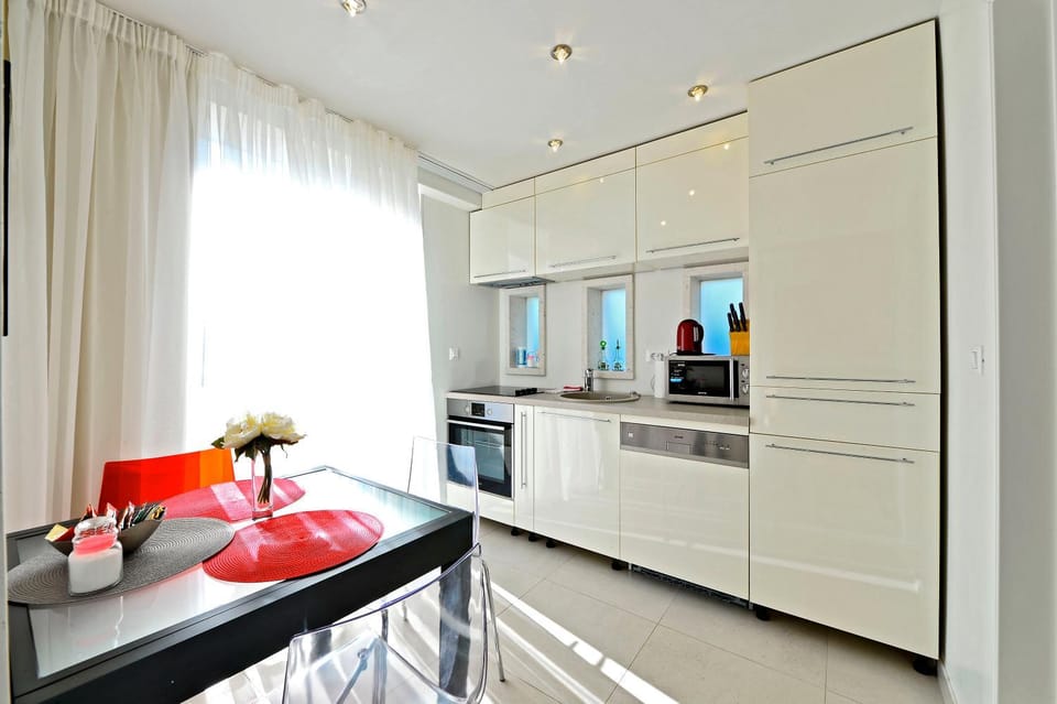 Kitchen or kitchenette, Dining area, Lunch, dishwasher, microwave, oven, toaster