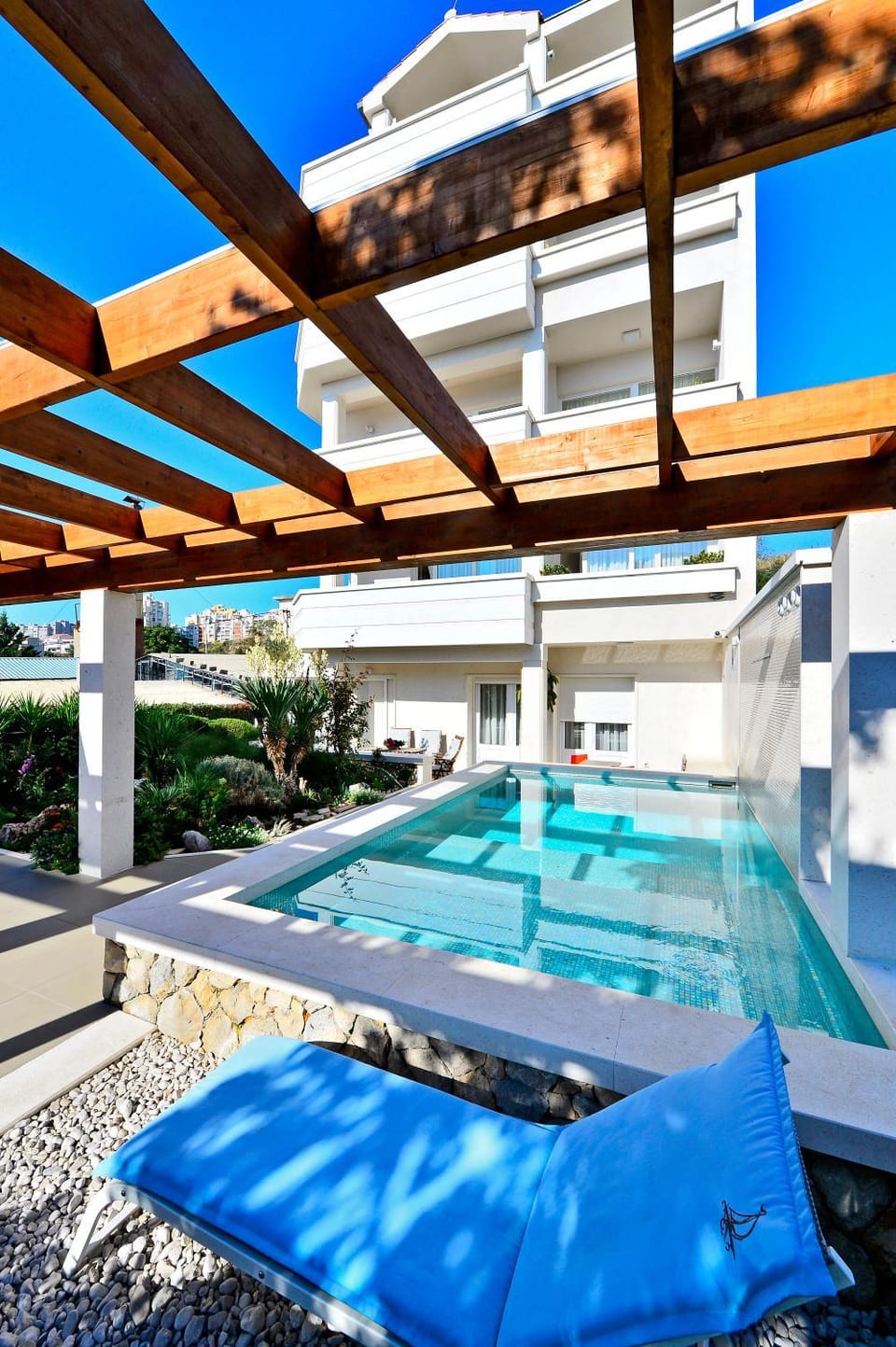 Property building, Day, Pool view, Swimming pool, sunbed