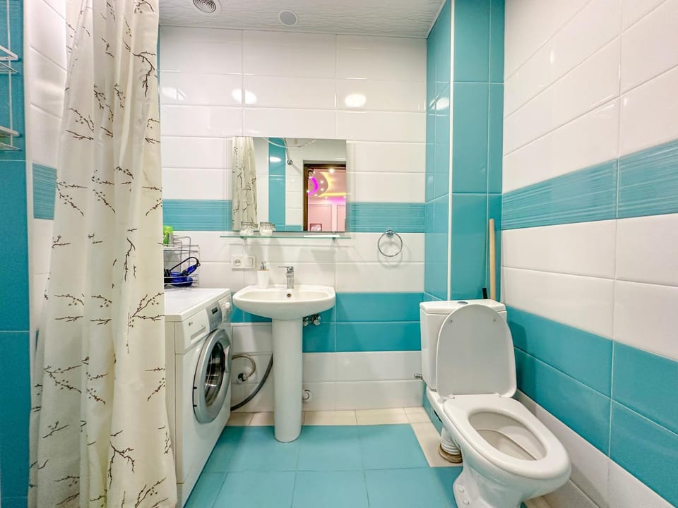 Shower, Toilet, Bathroom, towels, washing machine
