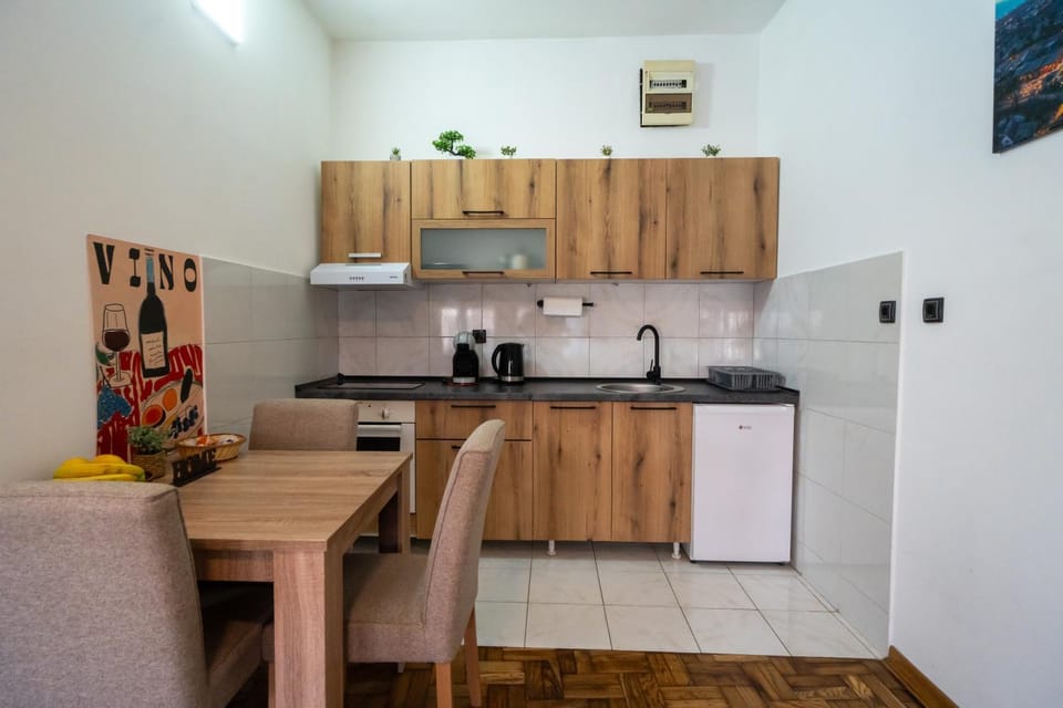 Kitchen or kitchenette, Dining area