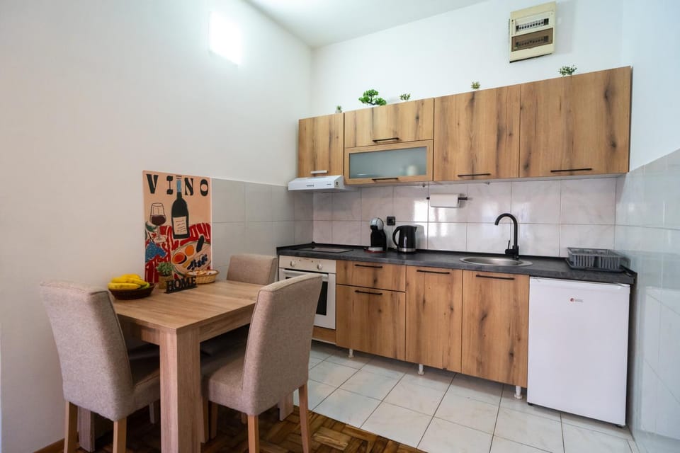 Kitchen or kitchenette, Dining area, oven