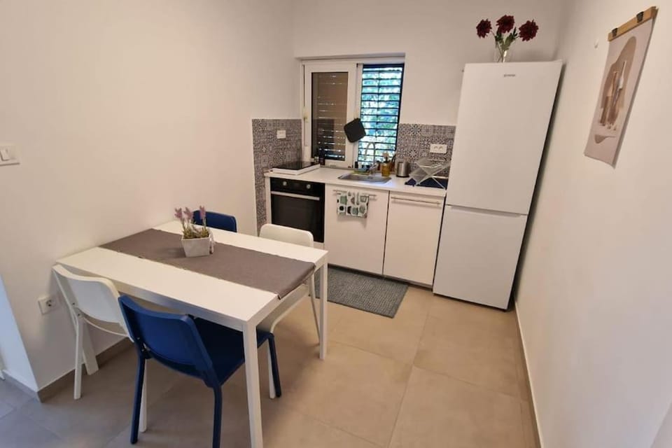 Kitchen or kitchenette, dishwasher, oven, pet friendly