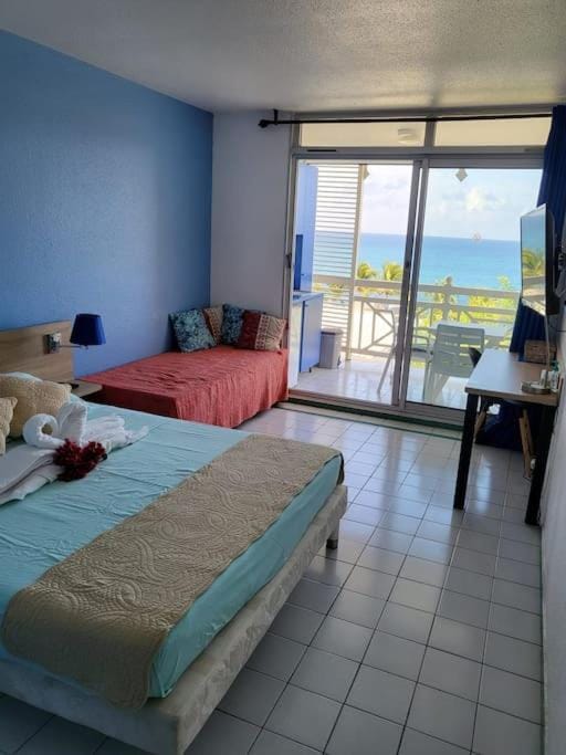 Bed, TV and multimedia, Bedroom