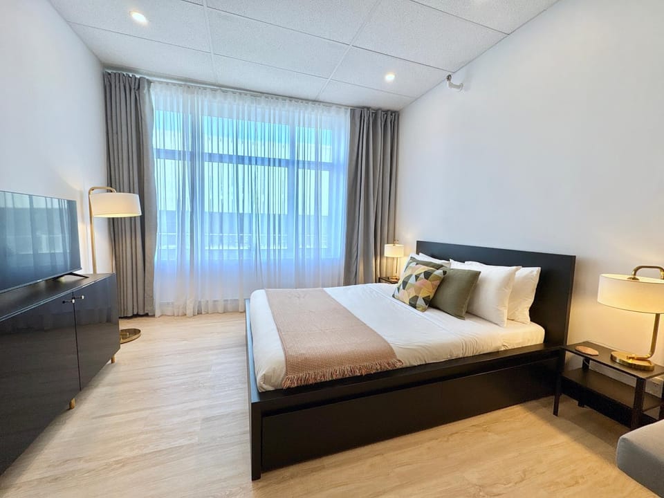 Bed, TV and multimedia, Photo of the whole room, Street view