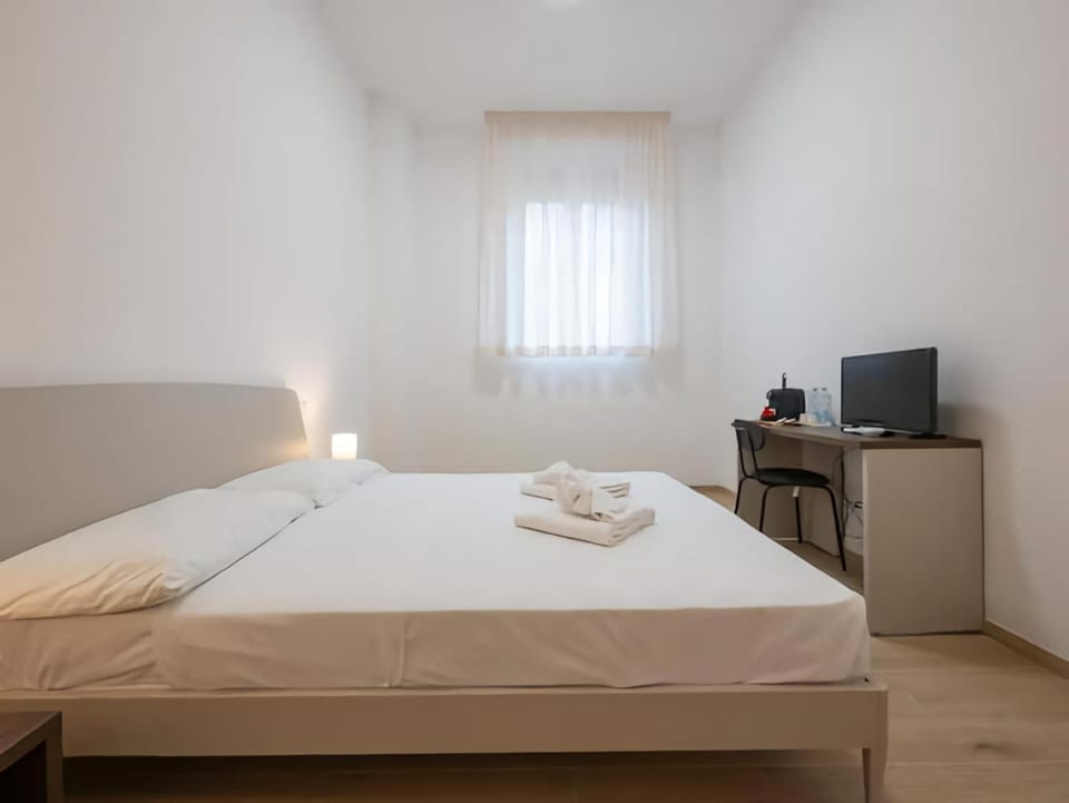 Bed, TV and multimedia, Photo of the whole room, Bedroom, towels